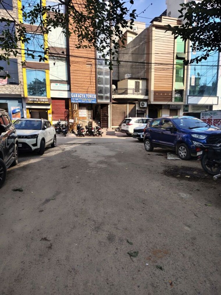  Parking, gomti nagar Commercial Office Space 430 Sq.Ft. In Gomti Nagar Lucknow 10217620
