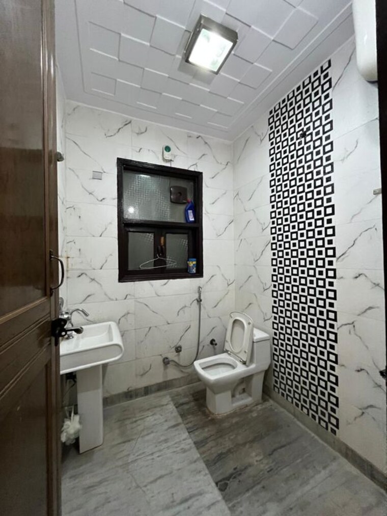Bathroom, uttam nagar 2 Bedroom 100 Sq.Yd. Builder Floor In Uttam Nagar Delhi 10217736