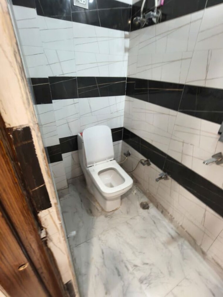 Bathroom, uttam nagar 2 Bedroom 60 Sq.Yd. Apartment In Uttam Nagar Delhi 10217774