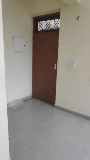 Room in 3 BHK Builder Floor at HIG Apartments, Omicron I Greater Noida – for Sale