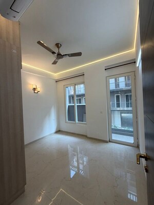 Room in 3 BHK Apartment at Smart World Orchard, Sector 61 – for Rent