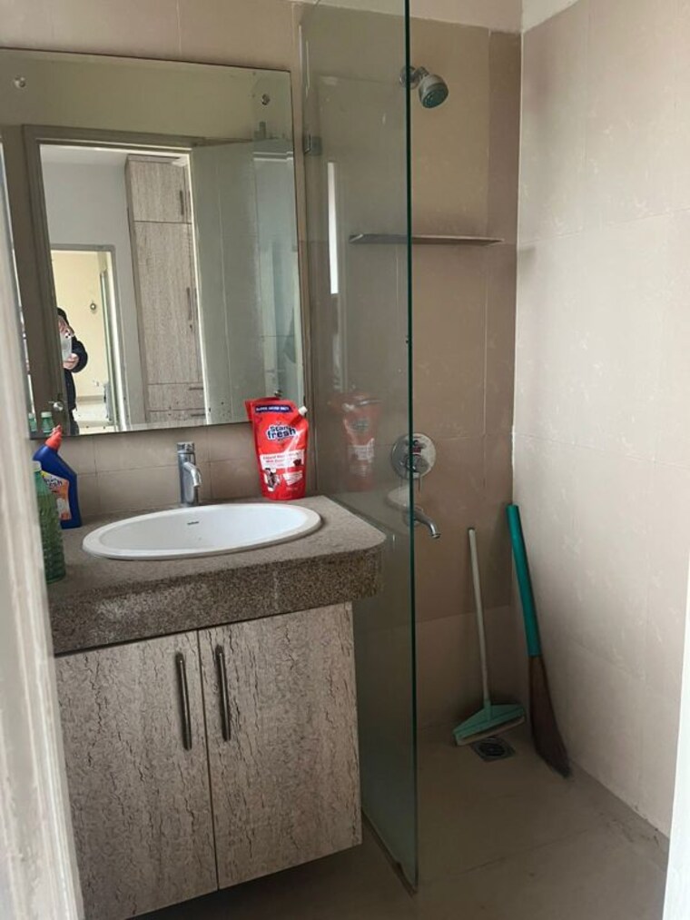 Bathroom, smart-world-orchard 3 Bedroom 1630 Sq.Ft. Apartment In Sector 61 Gurgaon 10217920