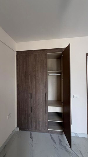 Furnished Amenities in 3.5 BHK Apartment at Smart World Gems, Sector 89 – for Rent