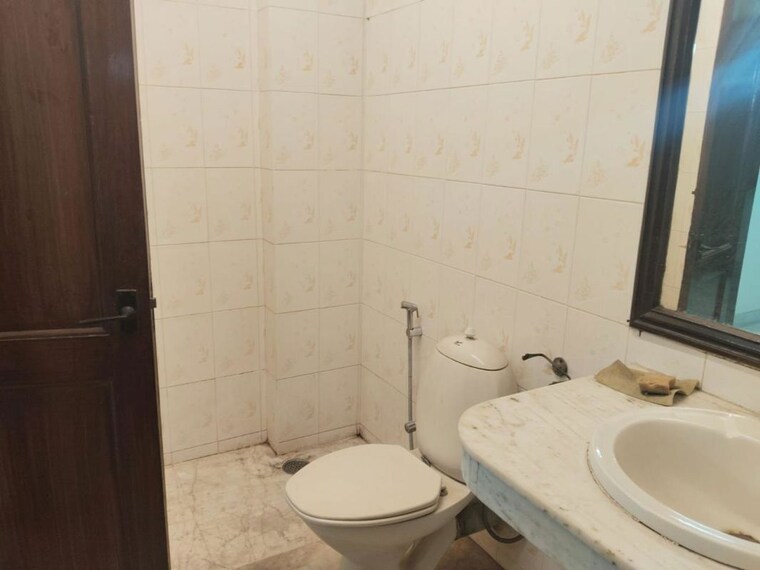 Bathroom, hauz khas 3 Bedroom 1500 Sq.Ft. Builder Floor In Hauz Khas Delhi 10218068