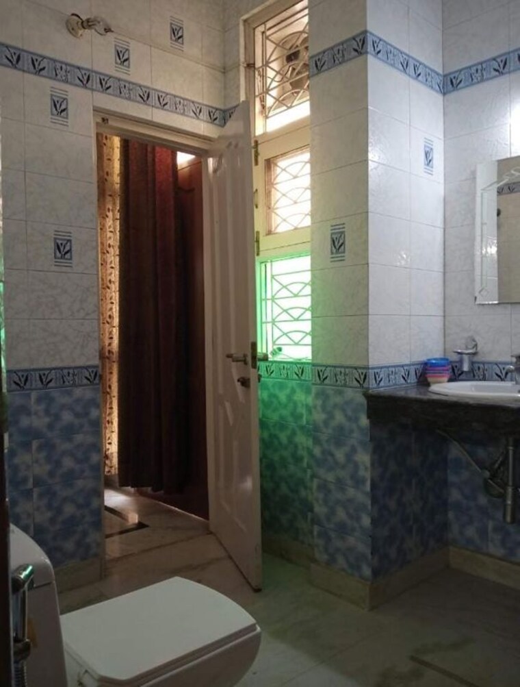 Bathroom, east of kailash 2 Bedroom 1200 Sq.Ft. Builder Floor In East Of Kailash Delhi 10218082