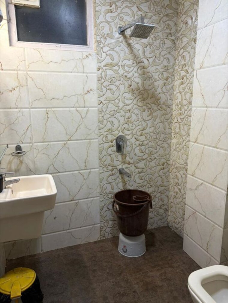 Bathroom, east of kailash 3 Bedroom 1800 Sq.Ft. Builder Floor In East Of Kailash Delhi 10218096