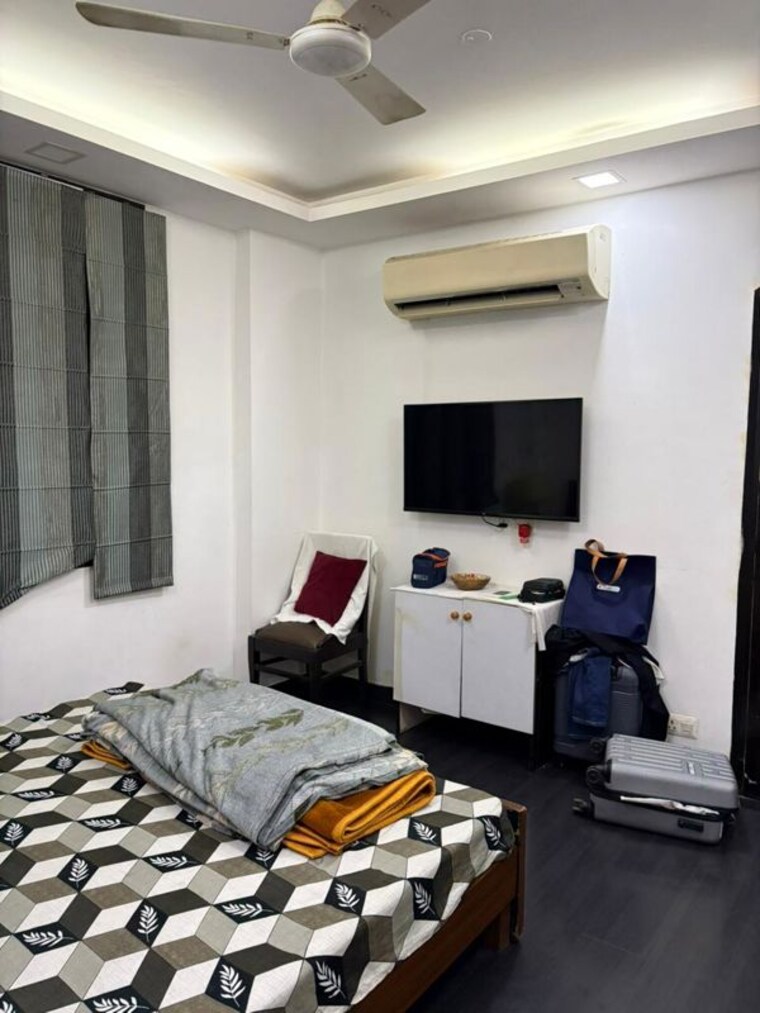 Bedroom, east of kailash 3 Bedroom 1800 Sq.Ft. Builder Floor In East Of Kailash Delhi 10218096