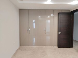 Room in 4 BHK Builder Floor at Kailash Hills – for Rent