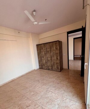 Room in 3 BHK Apartment at Landcraft Golflinks Plaza, Pandav Nagar – for Rent