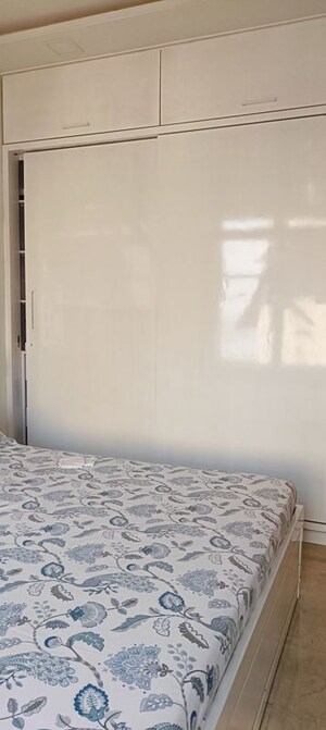 Room in 2.5 BHK Apartment at Hiranandani Cardinal, Ghodbunder Road – for Rent