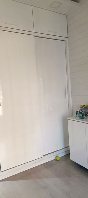 Room in 2.5 BHK Apartment at Hiranandani Cardinal, Ghodbunder Road – for Rent