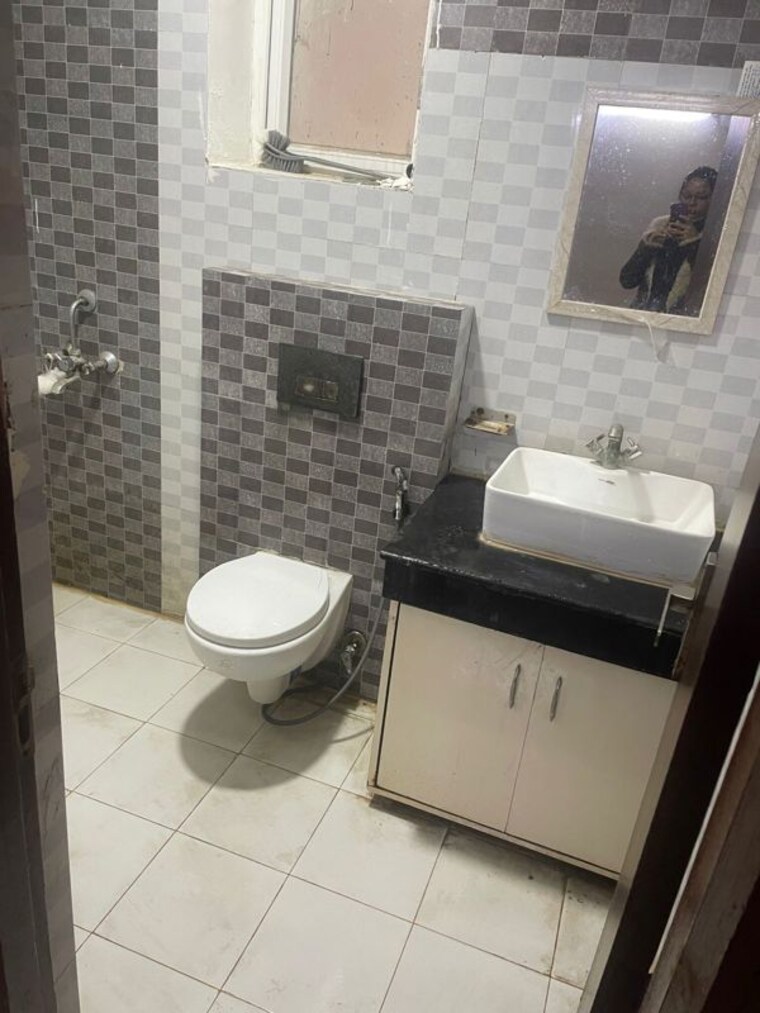 Bathroom, amrapali-princely-estate 2.5 Bedroom 1180 Sq.Ft. Apartment In Sector 76 Noida 10218362