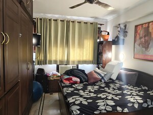 Bedroom in 3 BHK Apartment at DLF Oakwood Estate, Dlf Phase ii – for Rent