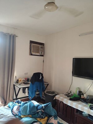 Living Room in 3 BHK Apartment at DLF Oakwood Estate, Dlf Phase ii – for Rent