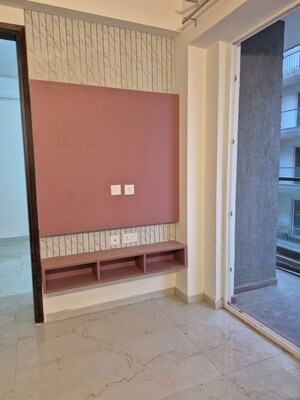 Room in 2.5 BHK Builder Floor at Smart World Gems, Sector 89 – for Rent