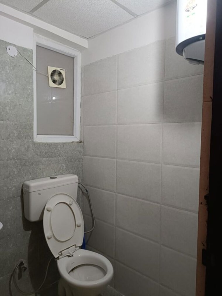 Bathroom, amrapali-heartbeat-city 3 Bedroom 1735 Sq.Ft. Apartment In Sector 107 Noida 10218897