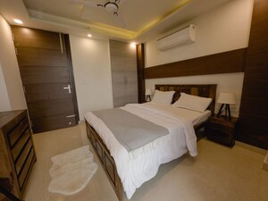 Bedroom in 3 BHK Builder Floor at Sector 43 – for Rent