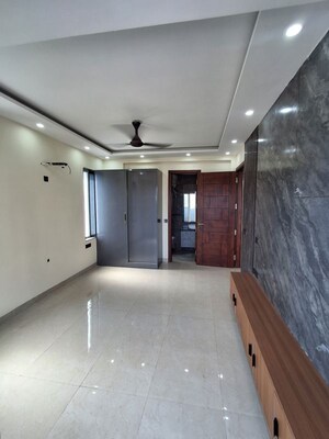 Master Bedroom in 3 BHK Builder Floor at Ardee City, Sector 52 – for Rent