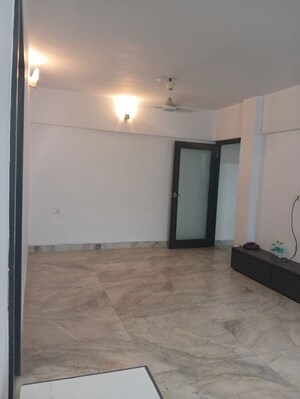 Room in 2 BHK Apartment at Gypsy Rose Apartment, Andheri West – for Rent