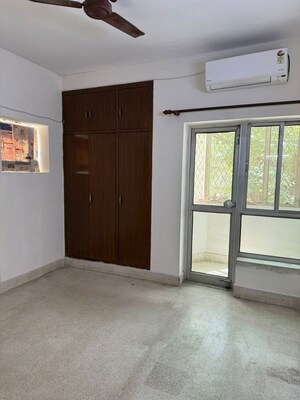Room in 2 BHK Apartment at Unitech Rakshak, Sector 41 – for Rent