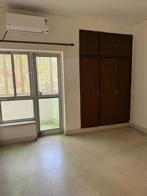 Room in 2 BHK Apartment at Unitech Rakshak, Sector 41 – for Rent