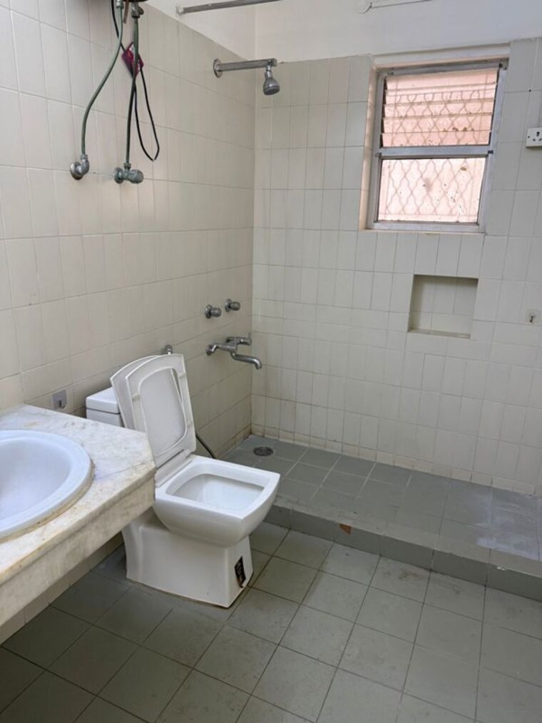 Bathroom, unitech-rakshak 2 Bedroom 1100 Sq.Ft. Apartment In Sector 41 Gurgaon 10219507