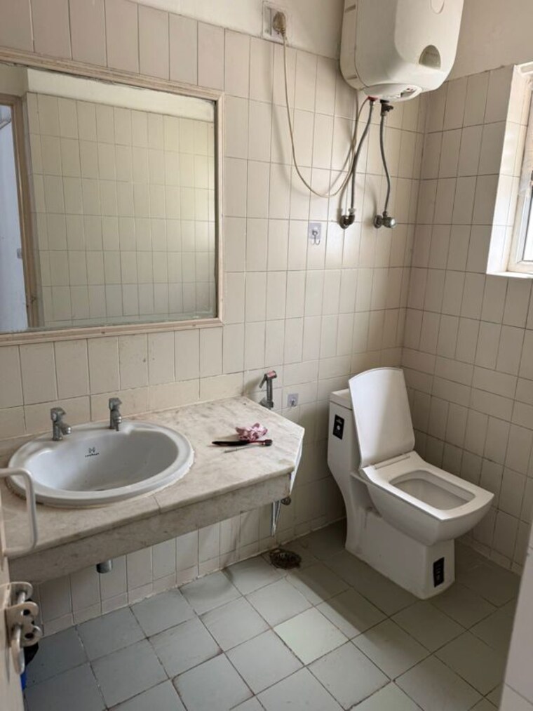 Bathroom, unitech-rakshak 2 Bedroom 1100 Sq.Ft. Apartment In Sector 41 Gurgaon 10219507