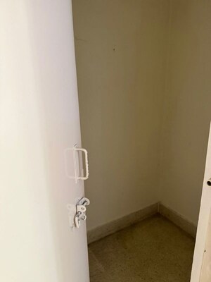 Room in 2 BHK Apartment at Unitech Rakshak, Sector 41 – for Rent