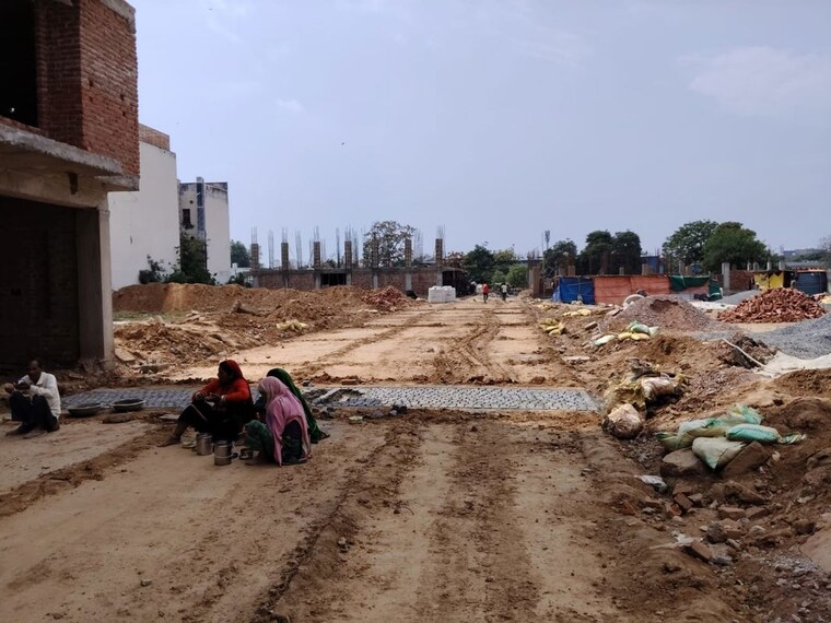  Parking, chandan hola 4 Bedroom 250 Sq.Yd. Builder Floor In Chandan Hola Delhi 10219533
