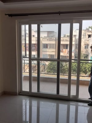 Room in 4 BHK Builder Floor at Ansal Api Versalia 2, Sector 67a – for Rent