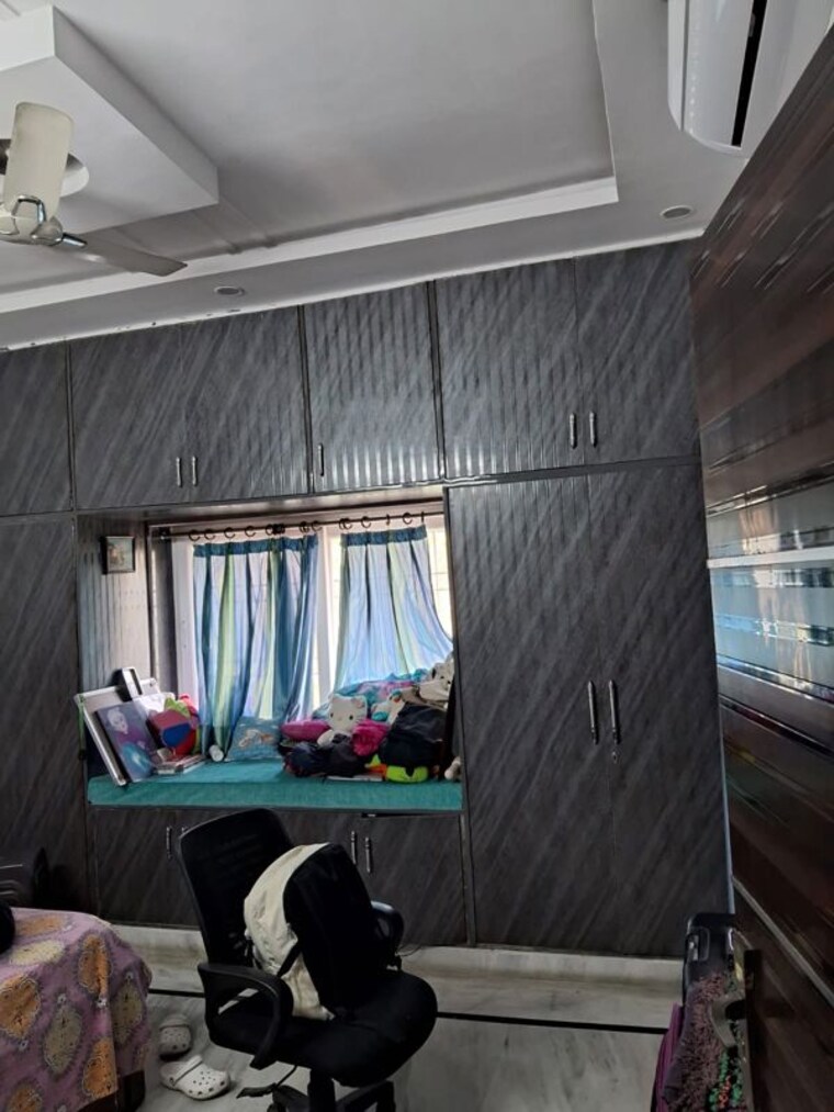 Room, sector 12 dwarka 5 Bedroom 1650 Sq.Ft. Apartment In Sector 12 Dwarka Delhi 10219452