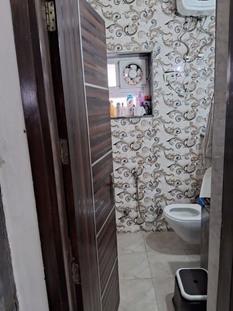 Bathroom, sector 12 dwarka 5 Bedroom 1650 Sq.Ft. Apartment In Sector 12 Dwarka Delhi 10219452