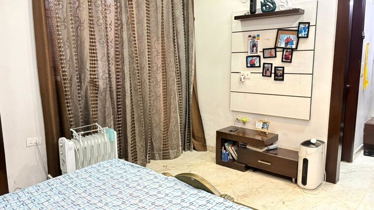 Bedroom, sushant lok i 3 Bedroom 300 Sq.Yd. Builder Floor In Sushant Lok I Gurgaon 10219652