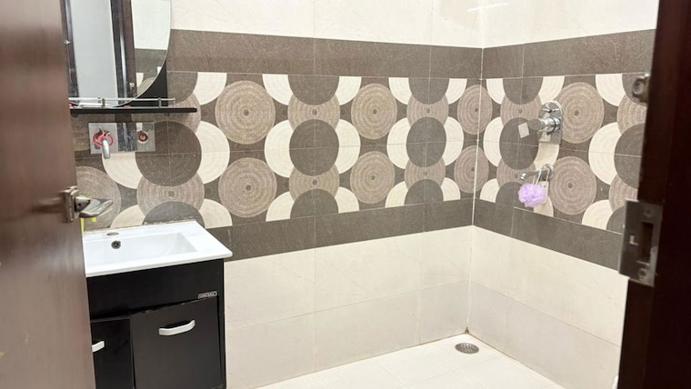 Bathroom, sushant lok i 3 Bedroom 300 Sq.Yd. Builder Floor In Sushant Lok I Gurgaon 10219652
