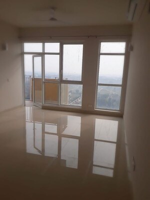 Room in 3.5 BHK Apartment at Ireo The Corridors, Sector 67a – for Rent