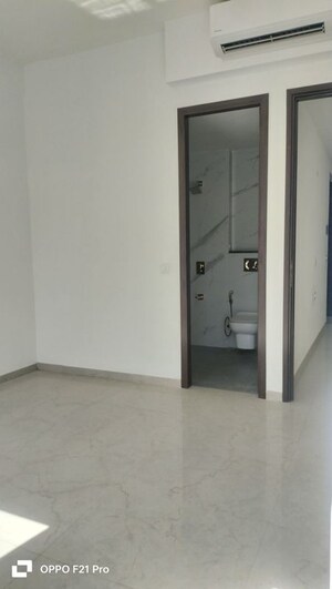 Room in 3.5 BHK Builder Floor at Smart World Orchard, Sector 61 – for Rent