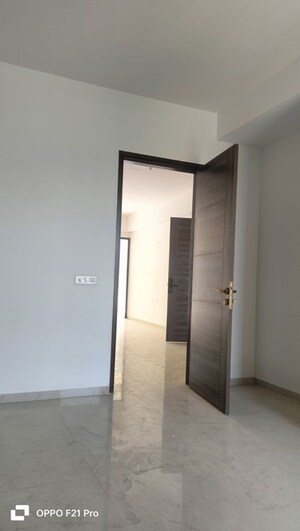 Room in 3.5 BHK Builder Floor at Smart World Orchard, Sector 61 – for Rent