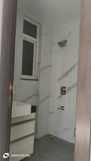 Bathroom in 3.5 BHK Builder Floor at Smart World Orchard, Sector 61 – for Rent