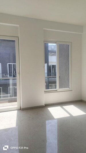 Room in 3.5 BHK Builder Floor at Smart World Orchard, Sector 61 – for Rent