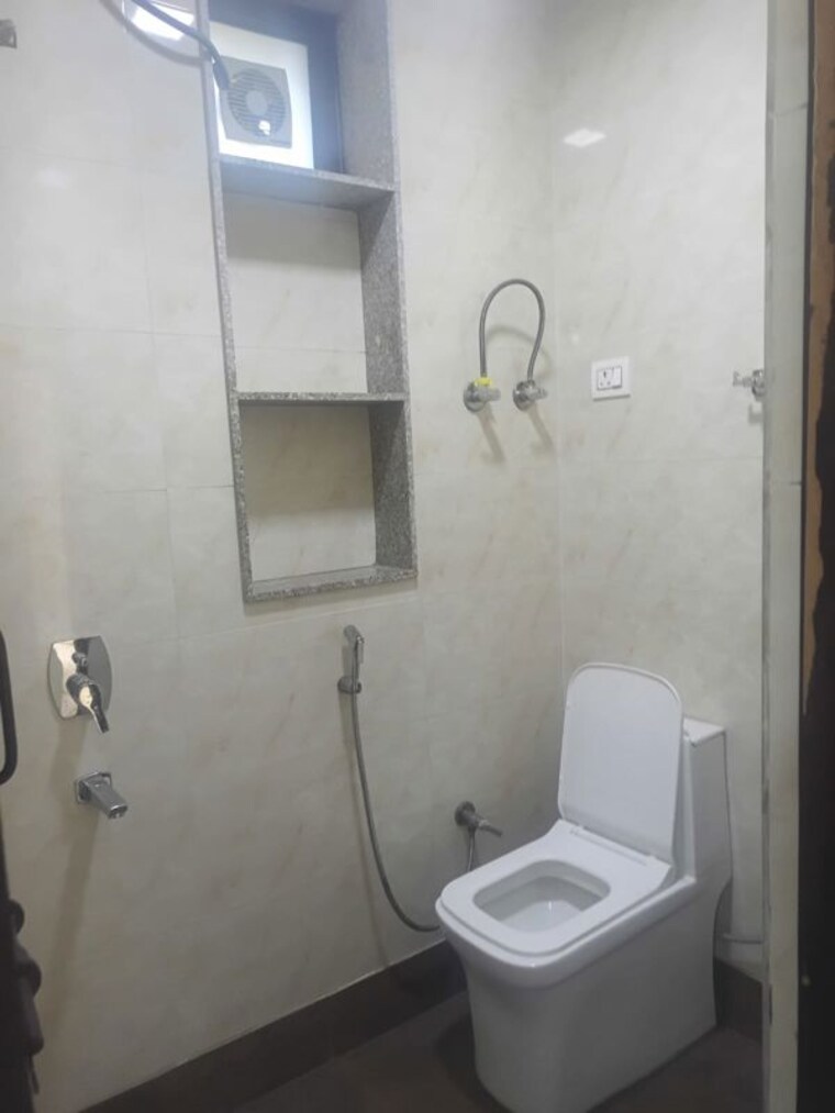 Bathroom, dwarka 3 Bedroom 1600 Sq.Ft. Apartment In Dwarka Delhi 10220237