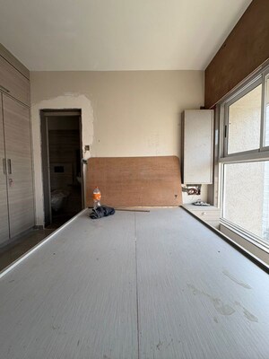 Room in 2 BHK Apartment at VS Royale 22, Vikhroli East – for Rent