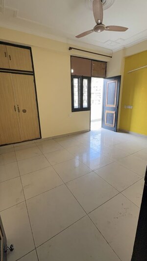 Room in 3 BHK Apartment at Gaur Green City, Indrapuram – for Rent