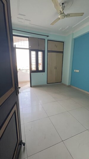 Room in 3 BHK Apartment at Gaur Green City, Indrapuram – for Rent