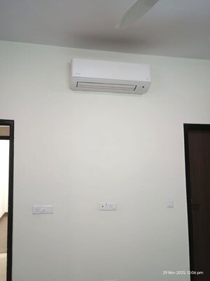 Room in 3 BHK Apartment at BPTP Amstoria, Sector 102 – for Rent