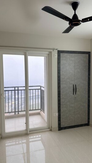 Room in 3 BHK Apartment at Eldeco Live By The Greens, Sector 150 – for Rent