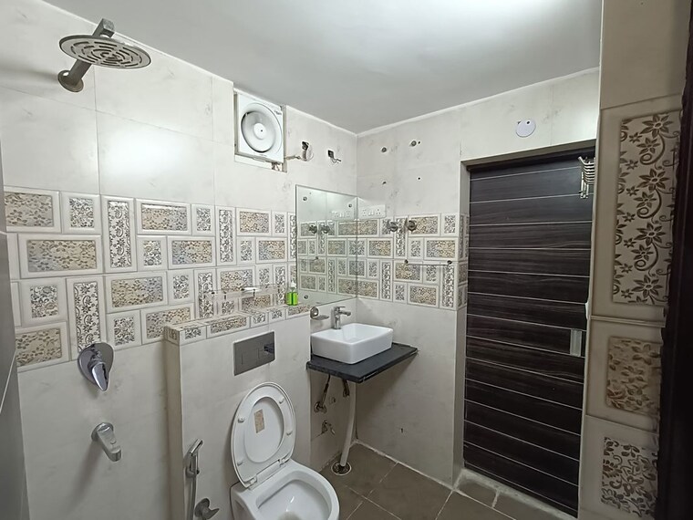 Bathroom, dwarka 3 Bedroom 1600 Sq.Ft. Apartment In Dwarka Delhi 10220609
