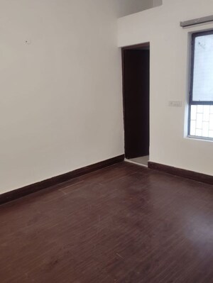 Room in 3 BHK Builder Floor at Defence Colony – for Rent
