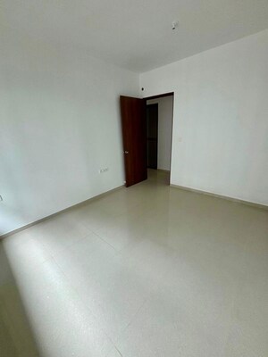 Room in 2 BHK Apartment at Kalpataru Immensa, Kolshet Road – for Rent