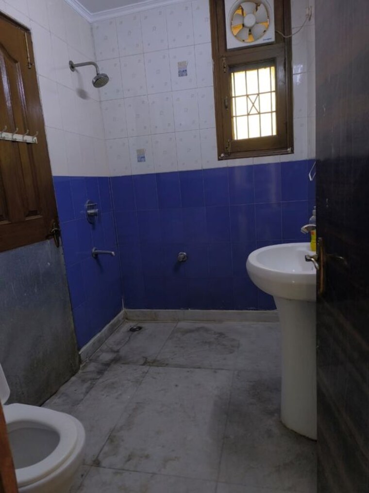 Bathroom, sector 11 dwarka 2 Bedroom 1200 Sq.Ft. Apartment In Sector 11 Dwarka Delhi 10220756