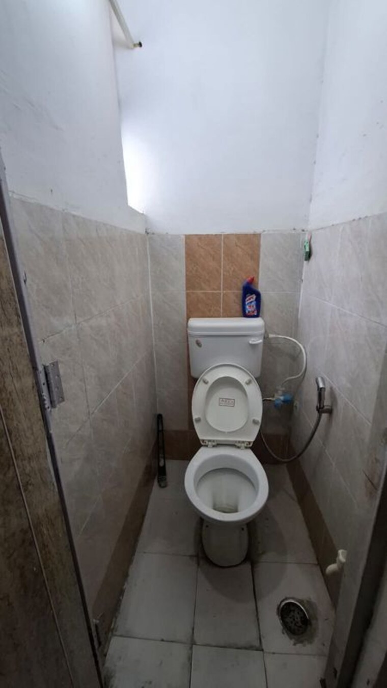 Bathroom, sector 10 greater noida 1.5 Bedroom 30 Sq.Mt. Apartment In Sector 10 Greater Noida Greater Noida 10220762
